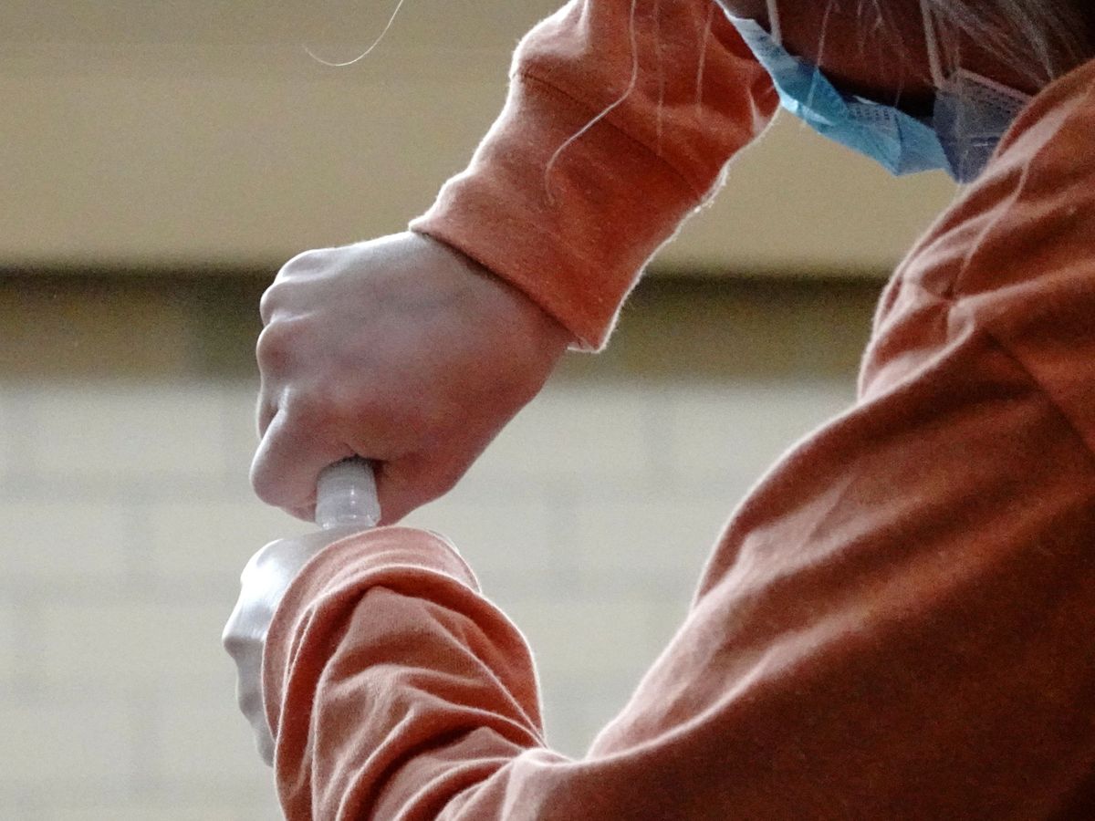 Foto: Un paciente se realiza un test de saliva en EEUU. (Reuters) 