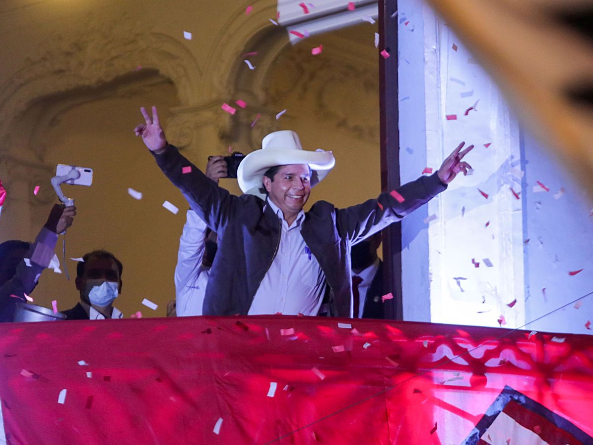 Foto: Pedro Castillo se dirige a sus seguidores tras autoproclamarse presidente electo de Perú. (Reuters)