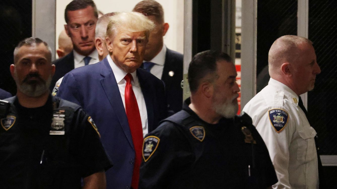Foto: Donald Trump, expresidente de Estados Unidos, tras ser arrestado y rumbo a recibir los cargos penales. (EFE/Justin Lane)