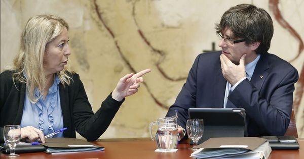 Foto: Neús Monté junto a Carles Puigdemont. (EFE)
