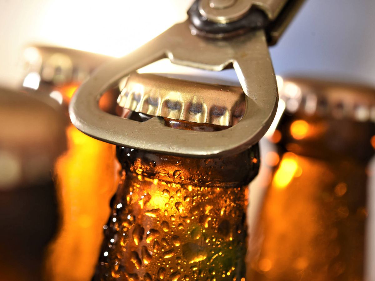 Foto: Lidl advierte del peligro de consumir un 'pack' de cervezas por el posible desprendimiento de astillas de vidrio. (iStock)