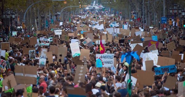 Foto: Miles de personas durante la manifestación que esta tarde ha recorrido las calles de Barcelona. (EFE)