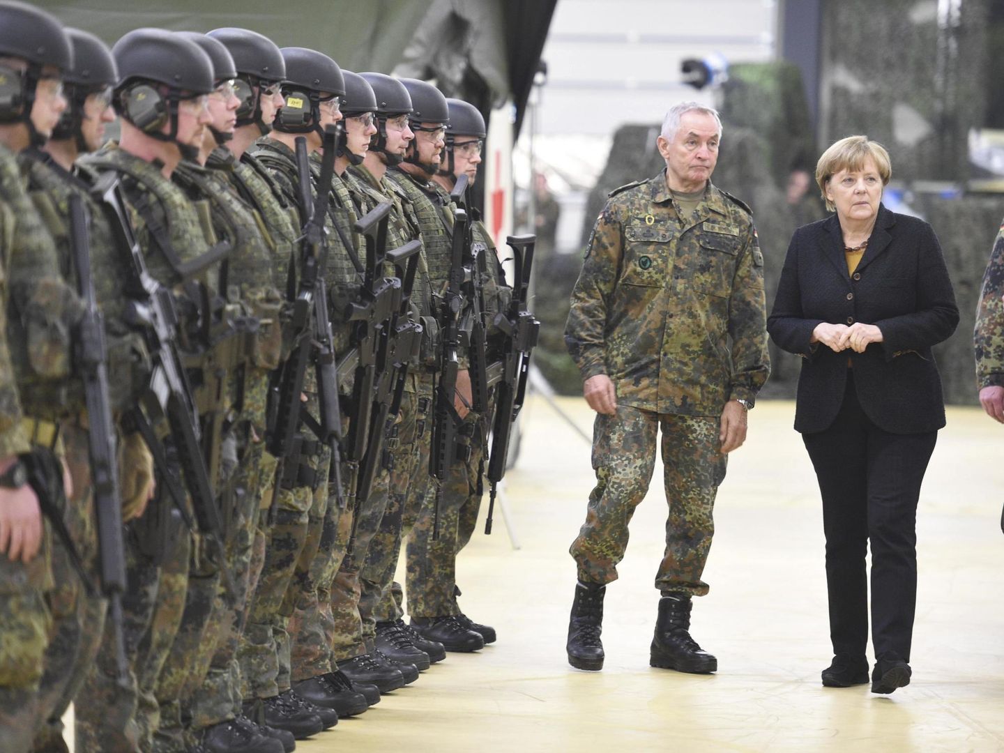 La canciller Angela Merkel visita la 4ª Compañía de Acción Rápida en Leer, en diciembre de 2015. (Reuters)