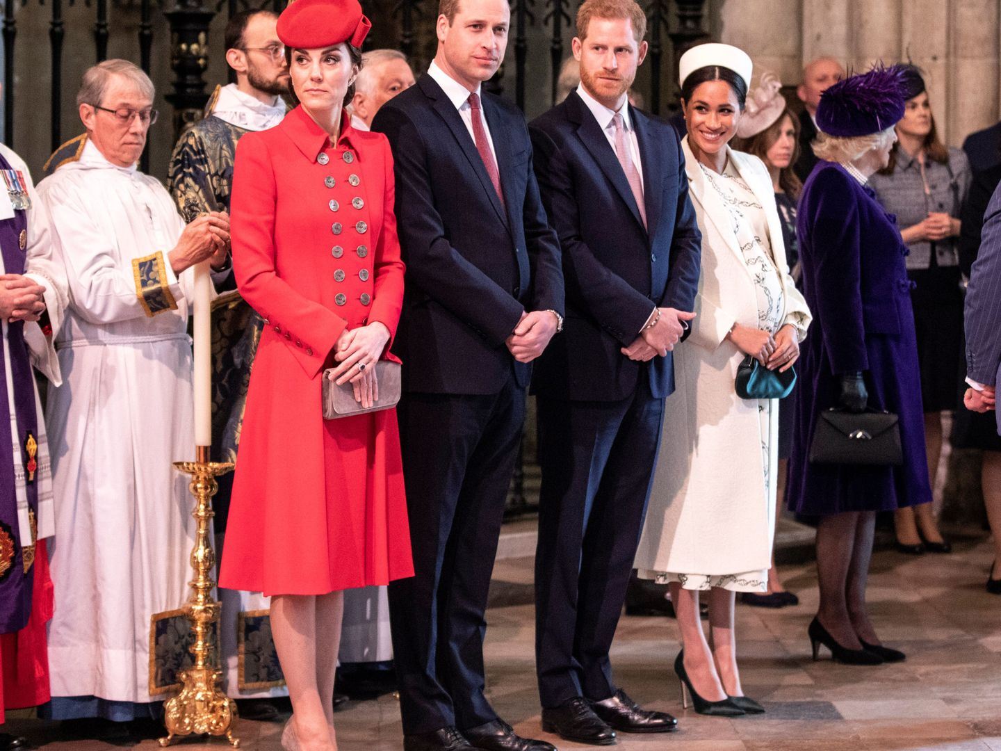 Los príncipes Guillermo y Harry con sus respectivas esposas en un servicio religioso. (Reuters)