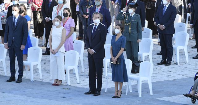 Pedro Sánchez, junto a los Reyes y otros asistentes al homenaje de Estado. (LP)