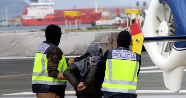Foto: Detención, el pasado febrero, de un hombre acusado de adoctrinar a jóvenes en el yihadismo en Ceuta. (EFE)