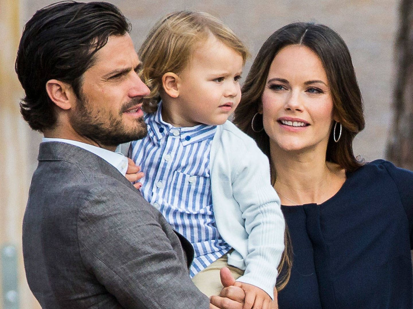 Los príncipes Carlos Felipe y Sofía de Suecia acompañando a su hijo, el príncipe Alexander. (Getty)