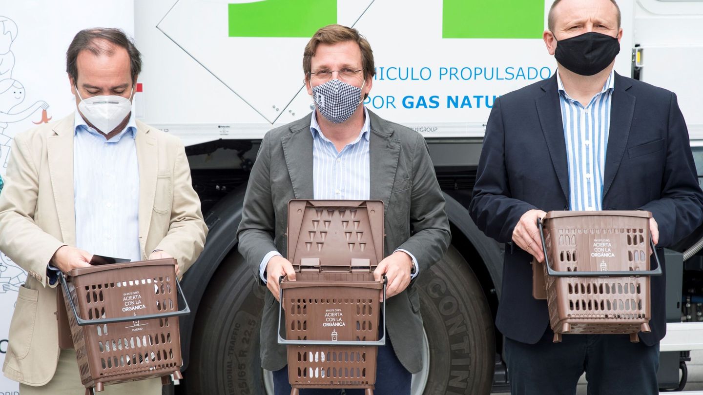 El alcalde de Madrid, José Luis Martínez-Almeida, acompañado por el delegado de Medio Ambiente y Movilidad, Borja Carabante, y el delegado de Economía, Miguel Ángel Redondo. (EFE)