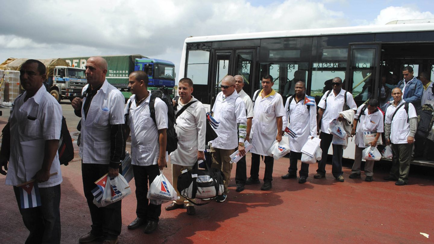 Trabajadores sanitarios cubanos llegan al Aeropuerto Roberts en Monrovia para colaborar en la lucha contra el ébola, en octubre de 2014. (Reuters)