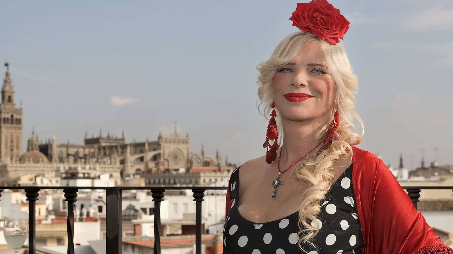  Cicciolina, con un vestido de flamenca, en Sevilla. (EFE/José Manuel Vidal)