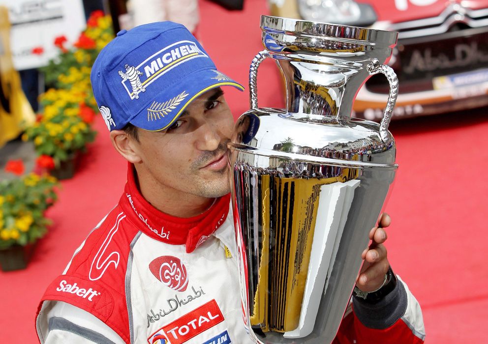 Foto: Sordo, posa con el trofeo como campeón del Rally de Alemania (Efe).