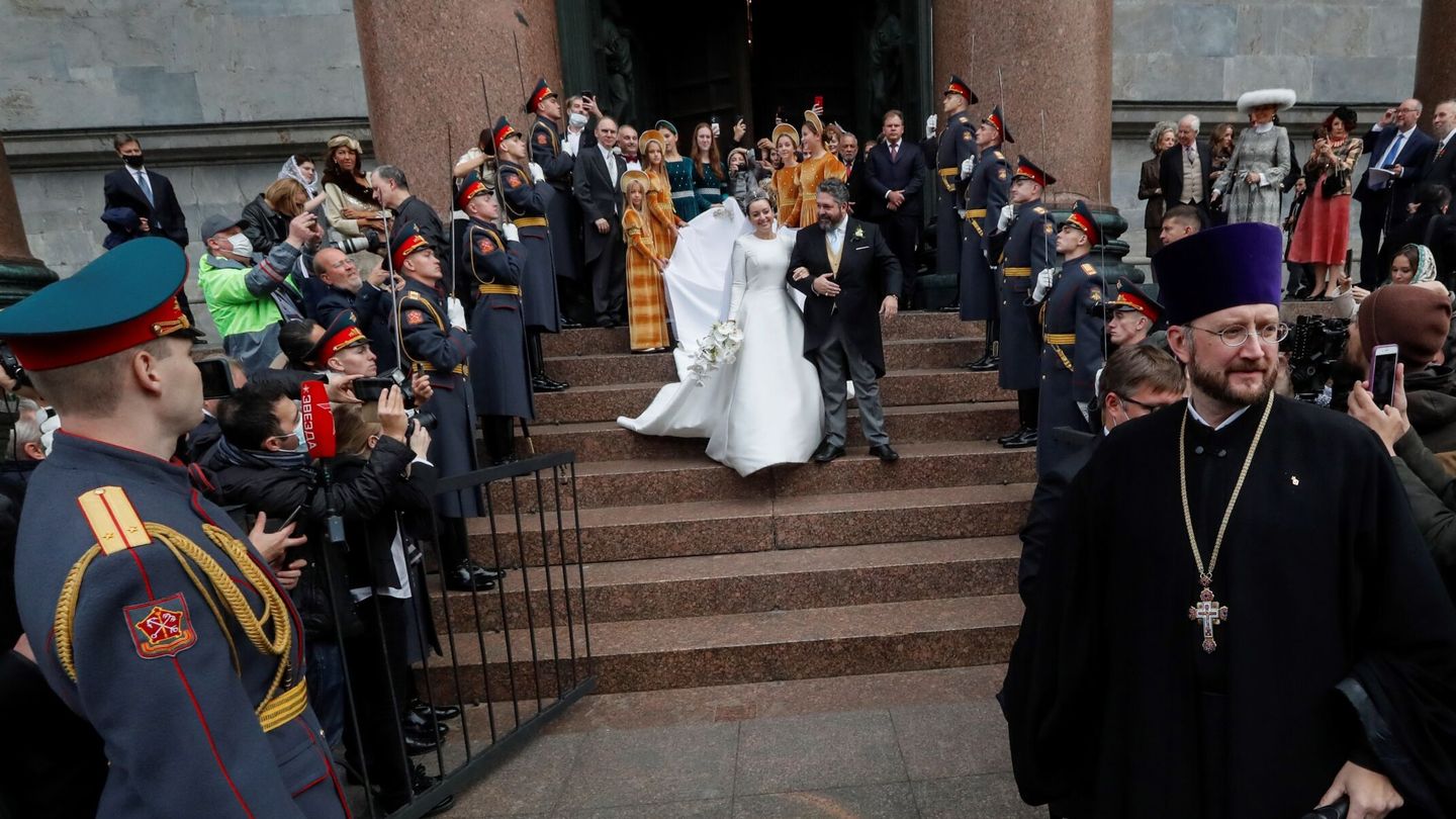Los recién casados, a la salida de la catedral. (Reuters)