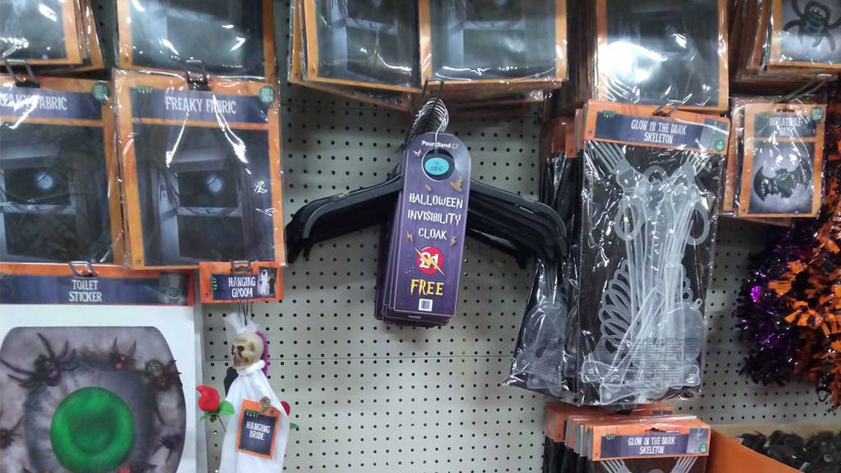 Una cadena de tiendas regala una capa de invisibilidad para Halloween