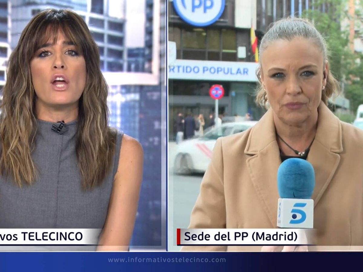 Foto: Isabel Jiménez y Teresa Fernández-Cuesta, en 'Informativos Telecinco'. (Mediaset)