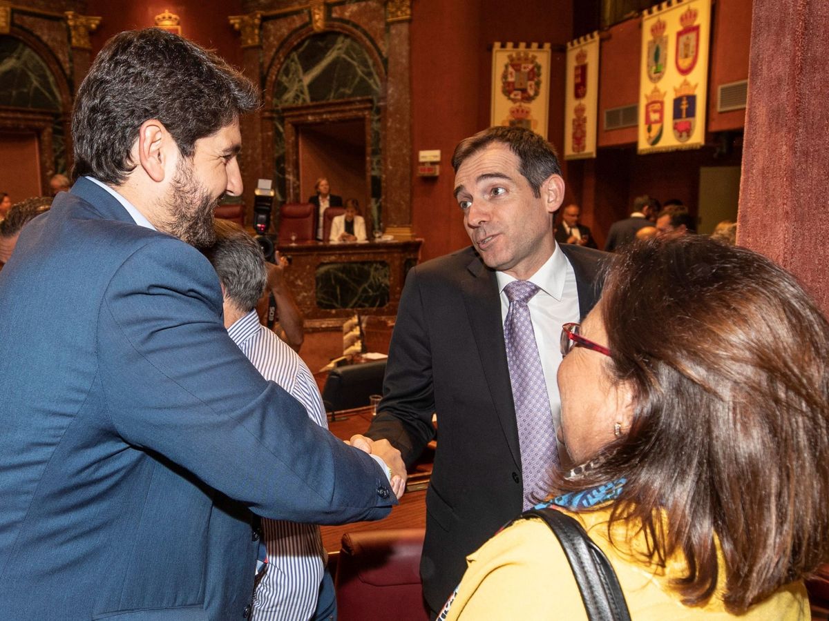 Foto: El presidente de la Región de Murcia, Fernando López Miras (i), saluda al diputado de Vox en la Asamblea regional Juan José Liarte. (EFE)