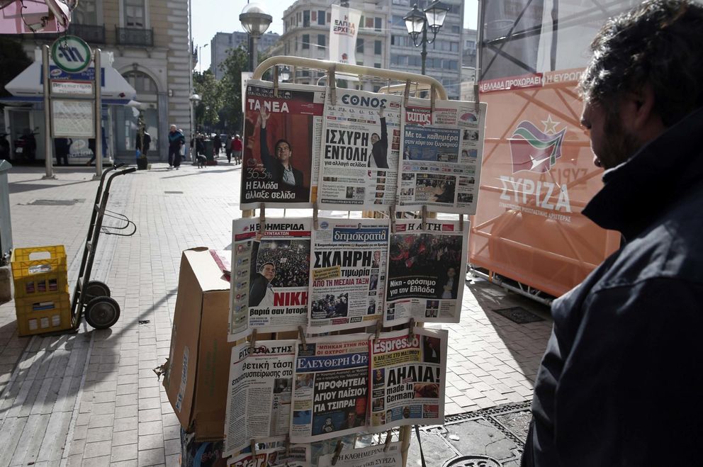 Un hombre lee los titulares de la prensa griega tras la victoria de Syriza (Reuters).