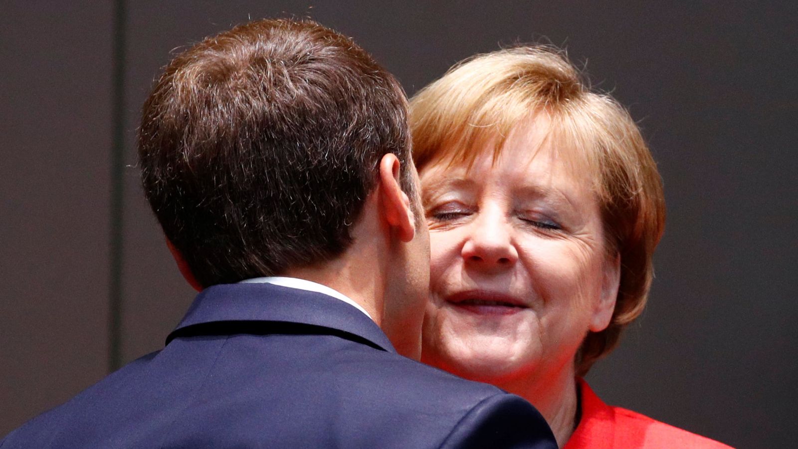 El presidente francés y la canciller alemana se saludan durante una cumbre. (Reuters)