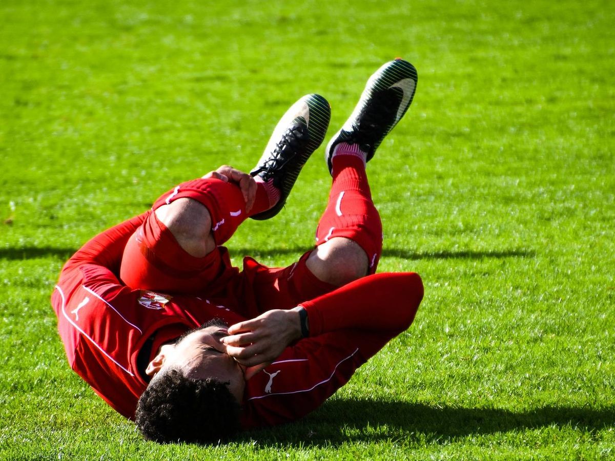 Foto: Un futbolista se retuerce de dolor en el campo. Foto: Pixabay