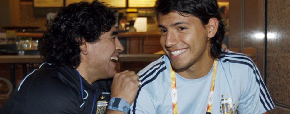 Foto: Agüero, de baja por faringitis, de cena con Maradona