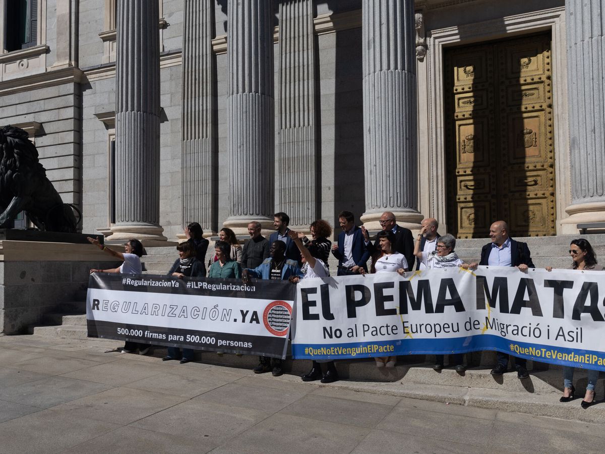 Foto: Varias personas se concentran frente al Congreso en defensa de la ILP RegularizaciónYA. (Europa Press/Eduardo Parra)
