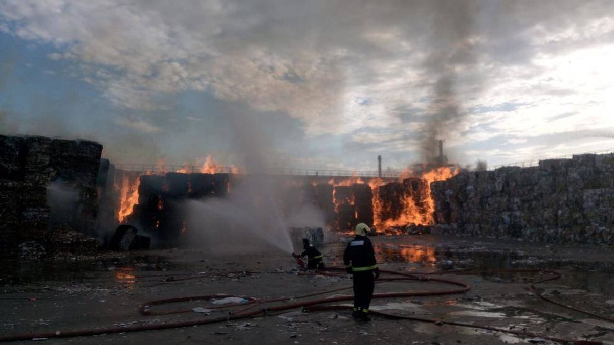 Un incendio calcina 13.000 toneladas de papel en la planta de Saica en Zaragoza