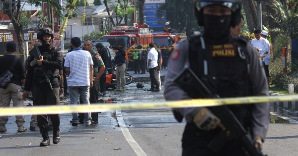 Foto: Policías acordonan el lugar del atentado contra la Iglesia Pentecostal de Surabaya Central, el 13 de mayo de 2018. (Reuters)