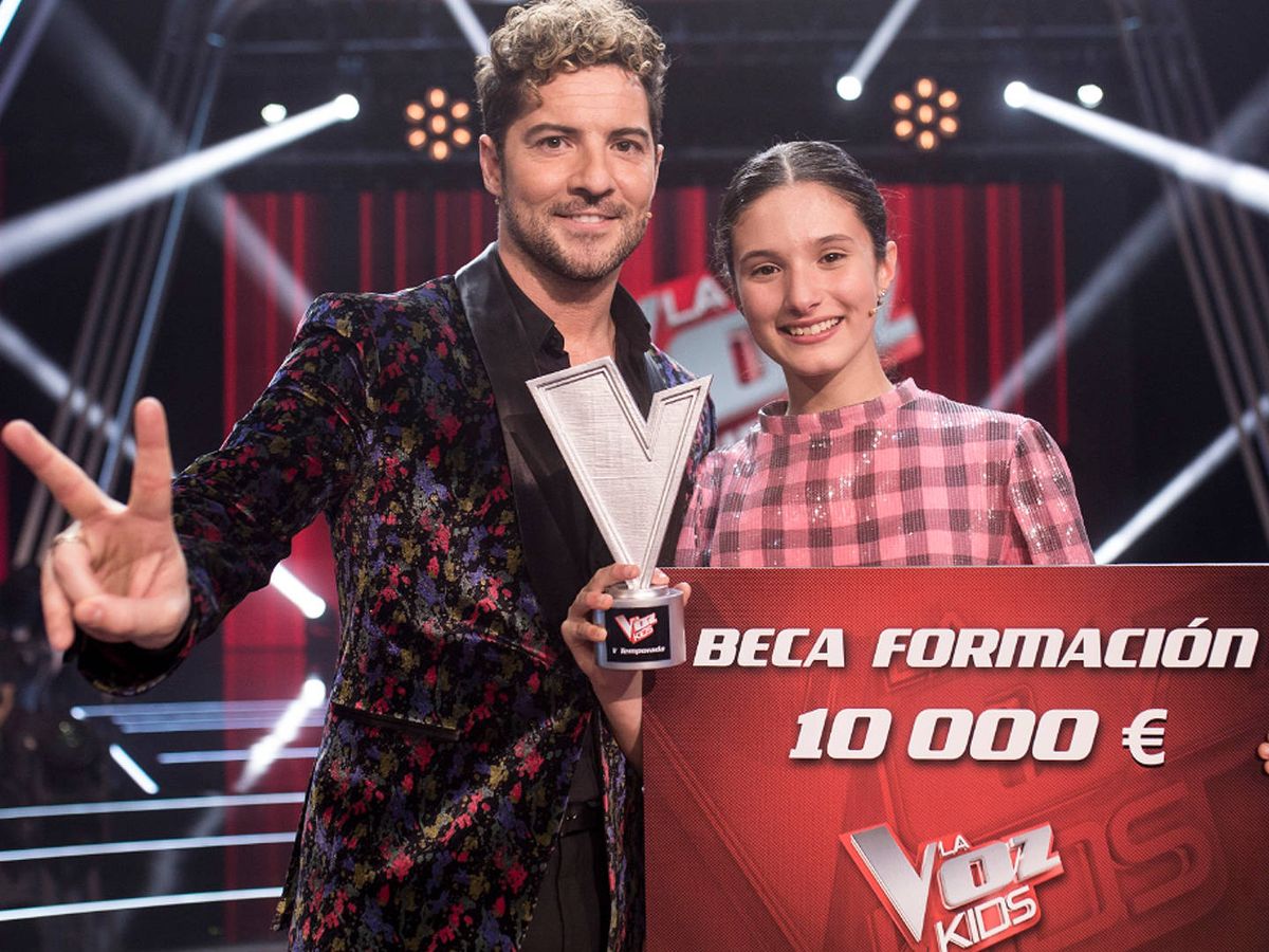 Foto: David Bisbal con Irene, la ganadora de 'La voz kids'. (Antena 3)