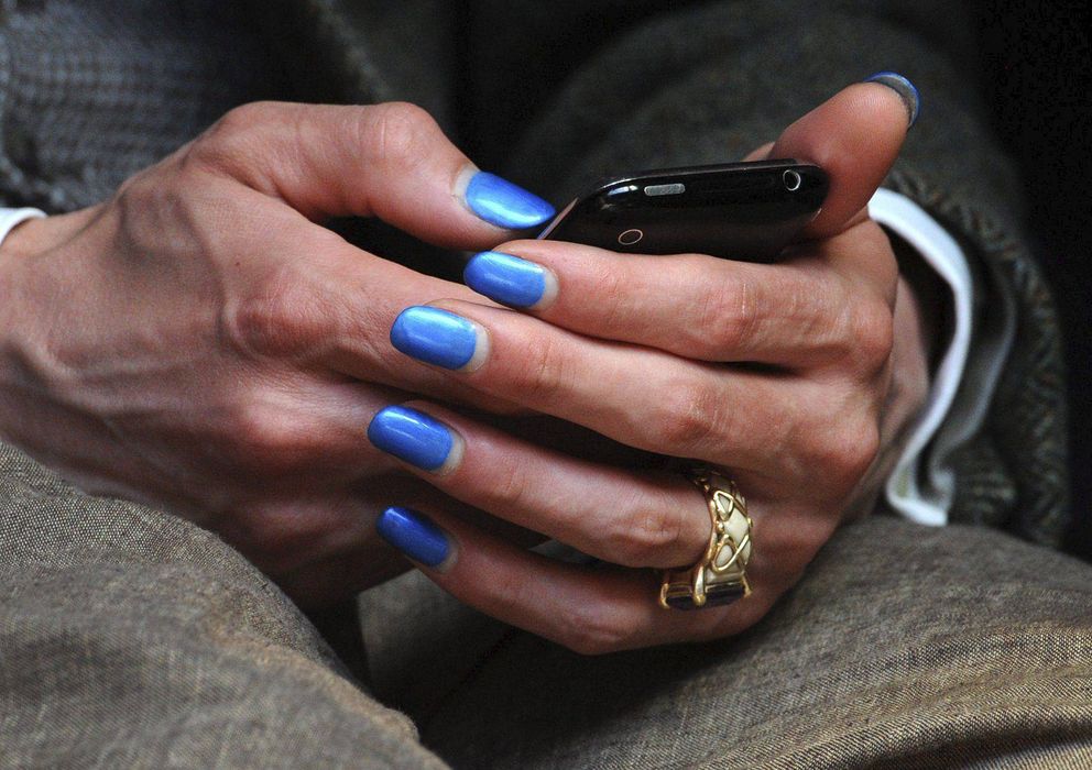 Foto: Una mujer utiliza su teléfono móvil. (EFE)