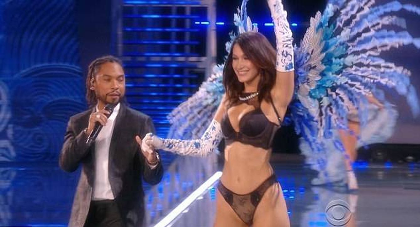 Bella Hadid y el cantante Miguel en una imagen del desfile de Victoria's Secret. 