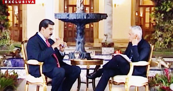 Foto: Nicolás Maduro con el periodista Jorge Ramos durante la entrevista requisada. (Univisión)