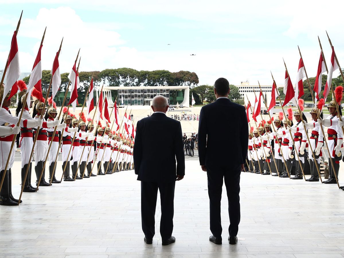 Foto: El presidente del Gobierno, Pedro Sánchez (d), y el presidente de Brasil, Luiz Inácio Lula da Silva (i), durante los honores de bienvenida. (Europa Press/Moncloa)