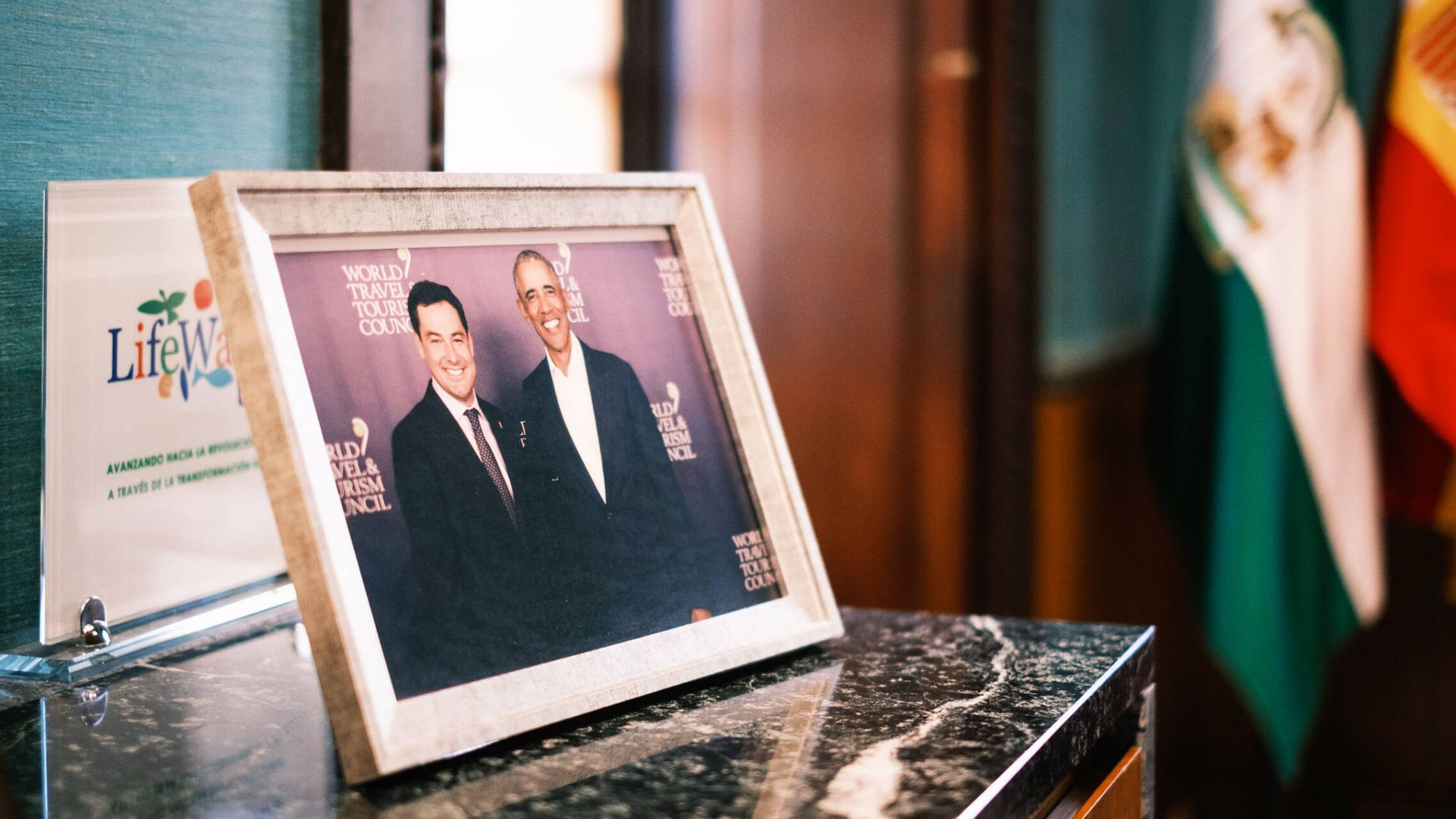 Una foto de Barack Obama y Juanma Moreno en el despacho del presidente de la Junta. (J. Z.)