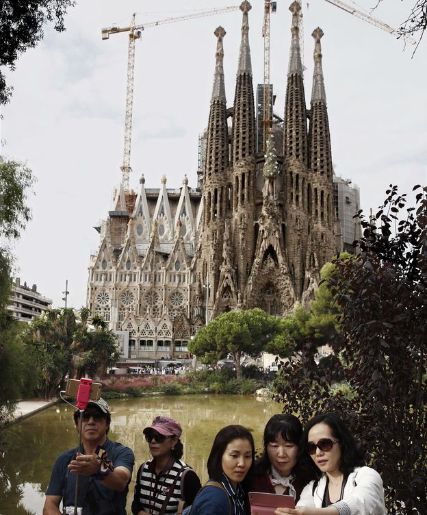 Foto: Un grupo de turistas en Barcelona. (EFE)