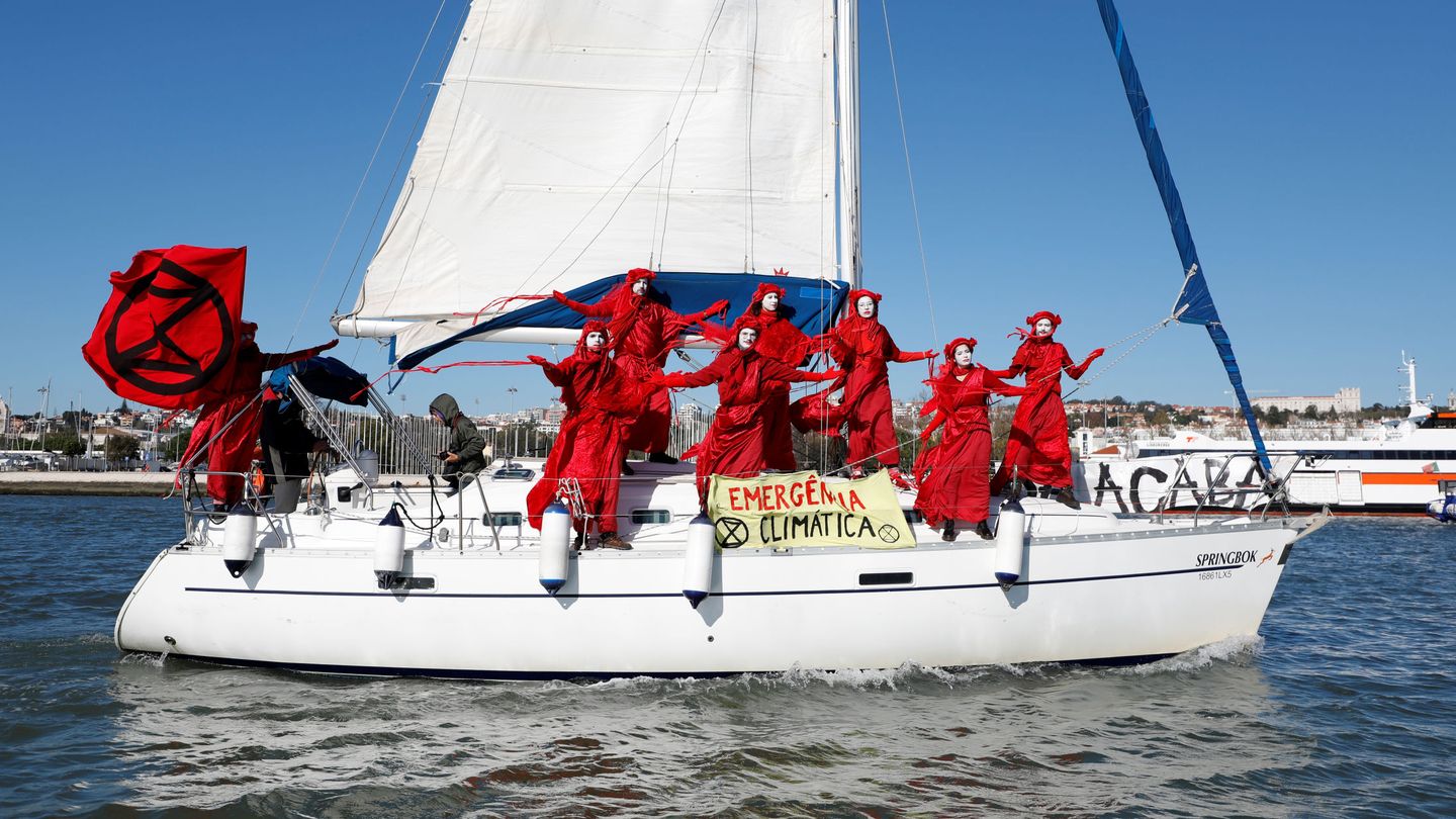 Activistas medioambientales reciben a Greta a su llegada a Lisboa (Reuters)