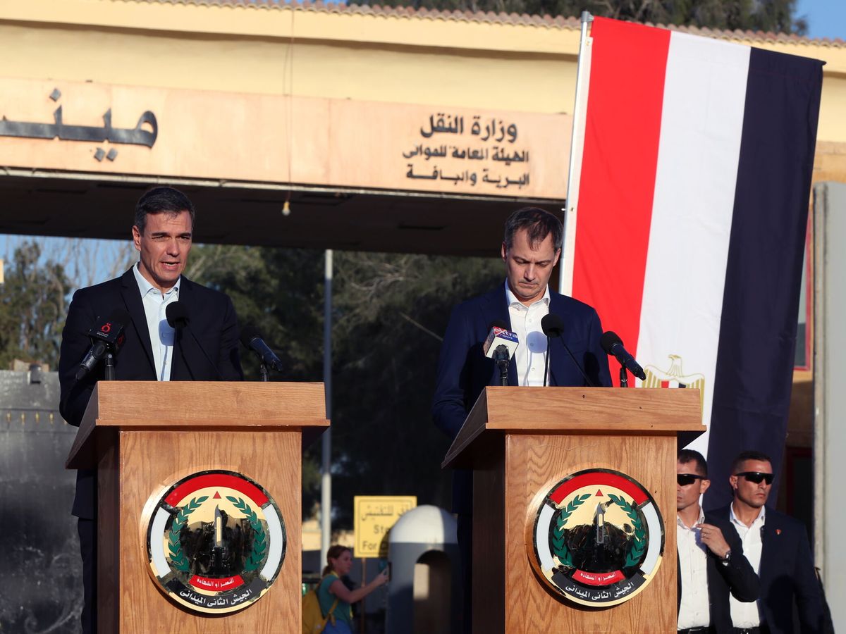 Foto: El presidente del Gobierno, Pedro Sánchez, en una comparecencia junto al primer ministro belga, Alexander de Croo, en el paso de Rafah. (EFE)