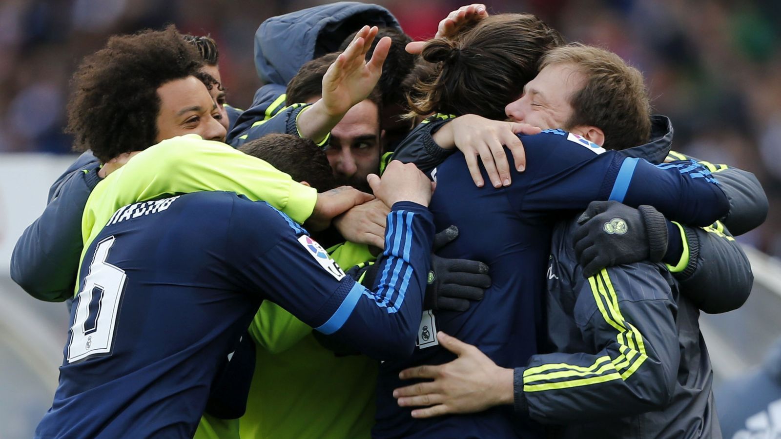 Foto: Bale es abrazado por sus compañeros tras marcar a la Real Sociedad (EFE)
