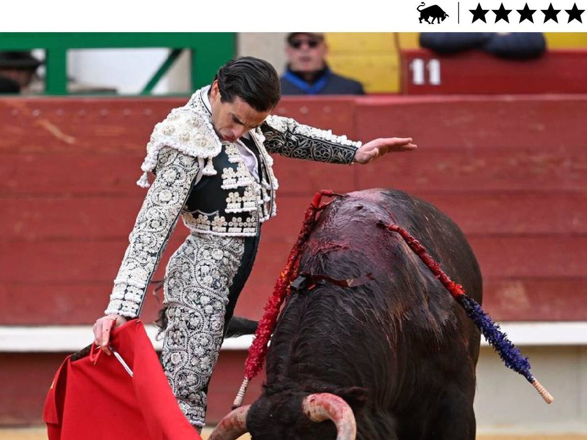 Foto:  El torero Juan Ortega lidia su segundo toro durante el festejo de la Feria de la Magdalena. (EFE)