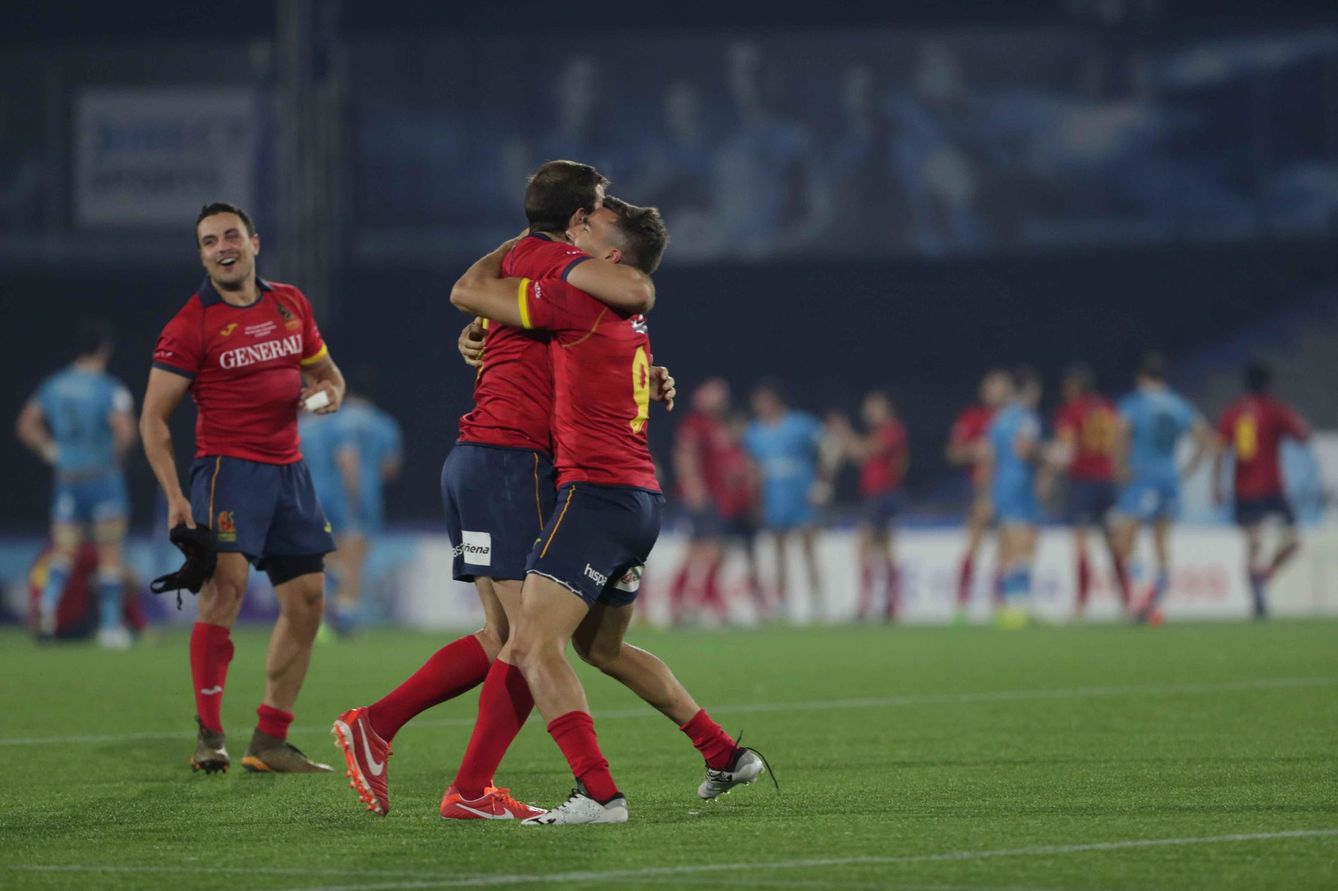 Jugadores de la Selección española de Rugby se abrazan tras veces a Uruguay. (EFE)
