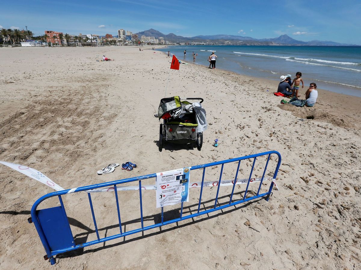 Foto: En la frontera entre Alicante y El Campello la policía ha establecido un vallado en la playa. (EFE)