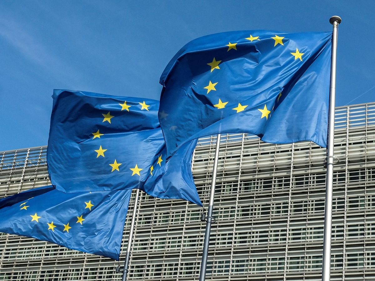 Foto: Banderas de la Unión Europea ondean frente al edificio Berlaymont, sede de la Comisión Europea, en Bruselas (Bélgica). (EFE)