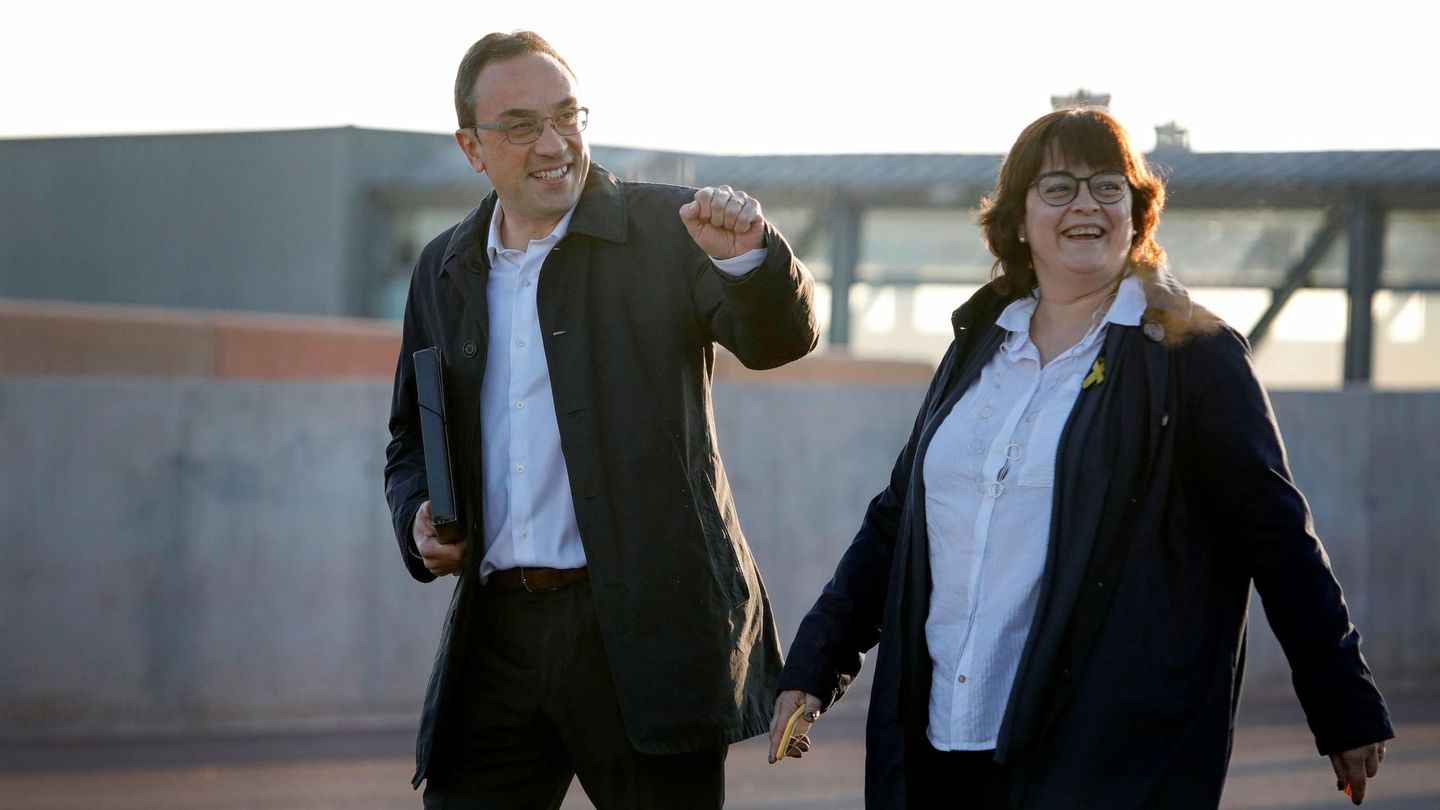 Josep Rull, acompañado por su esposa. (EFE)