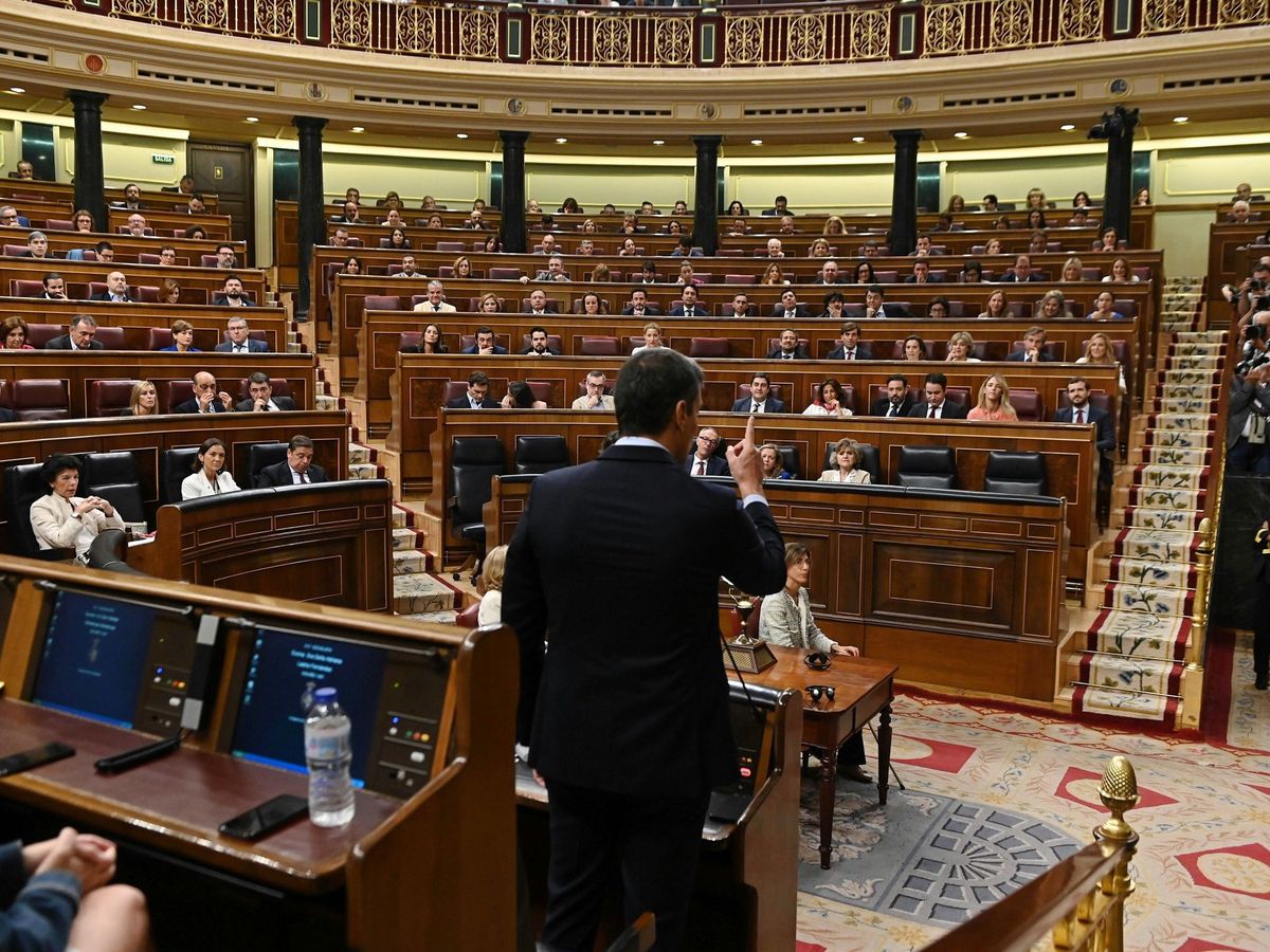 Foto: Pedro Sánchez respondiendo al líder del PP en el Congreso de los Diputados. (EFE)