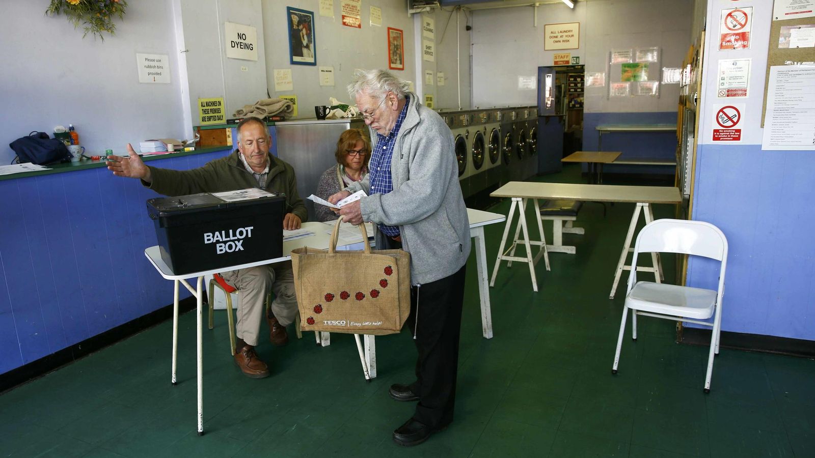 Foto: Un votante en un colegio electoral situado en una lavandería (Reuters).