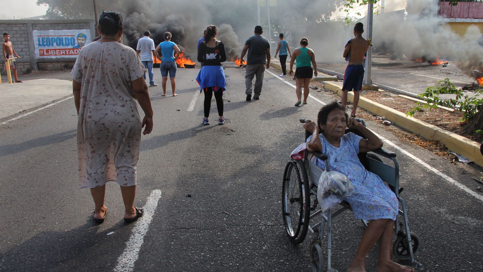 Foto: Un grupo de personas observa un corte de carretera durante una protesta por los cortes de energía en Maracaibo, Venezuela, el 26 de abril de 2016 (EFE)