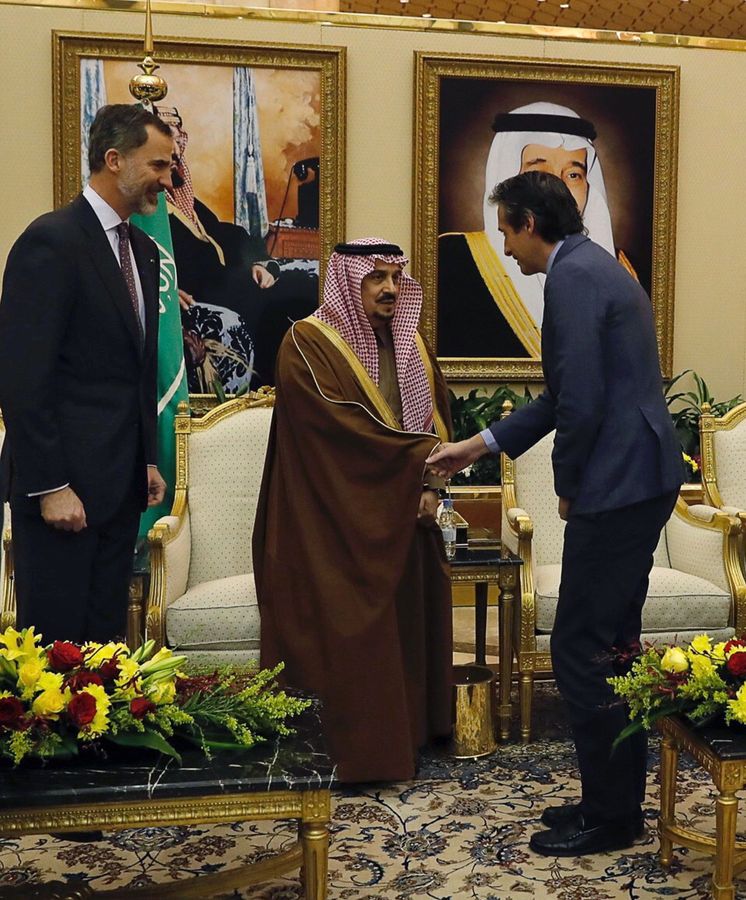 Foto: El ministro de Fomento, Íñigo de la Serna, saluda al gobernador de Riad, Faisal bin Bandar bin Abdulaziz al-Saud, ante la mirada del Rey. (EFE)