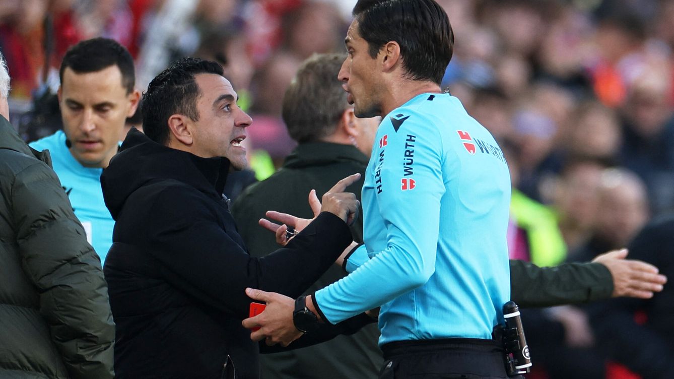 Foto: Xavi Hernández discute con el árbitro Munuera Montero. (Reuters/Isabel Infantes)