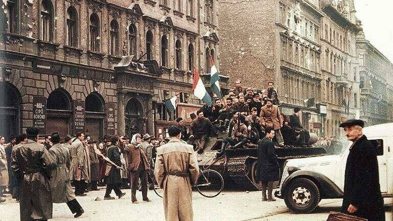 Foto: Ciudadanos húngaros se suben a uno de los tanques rusos capturados