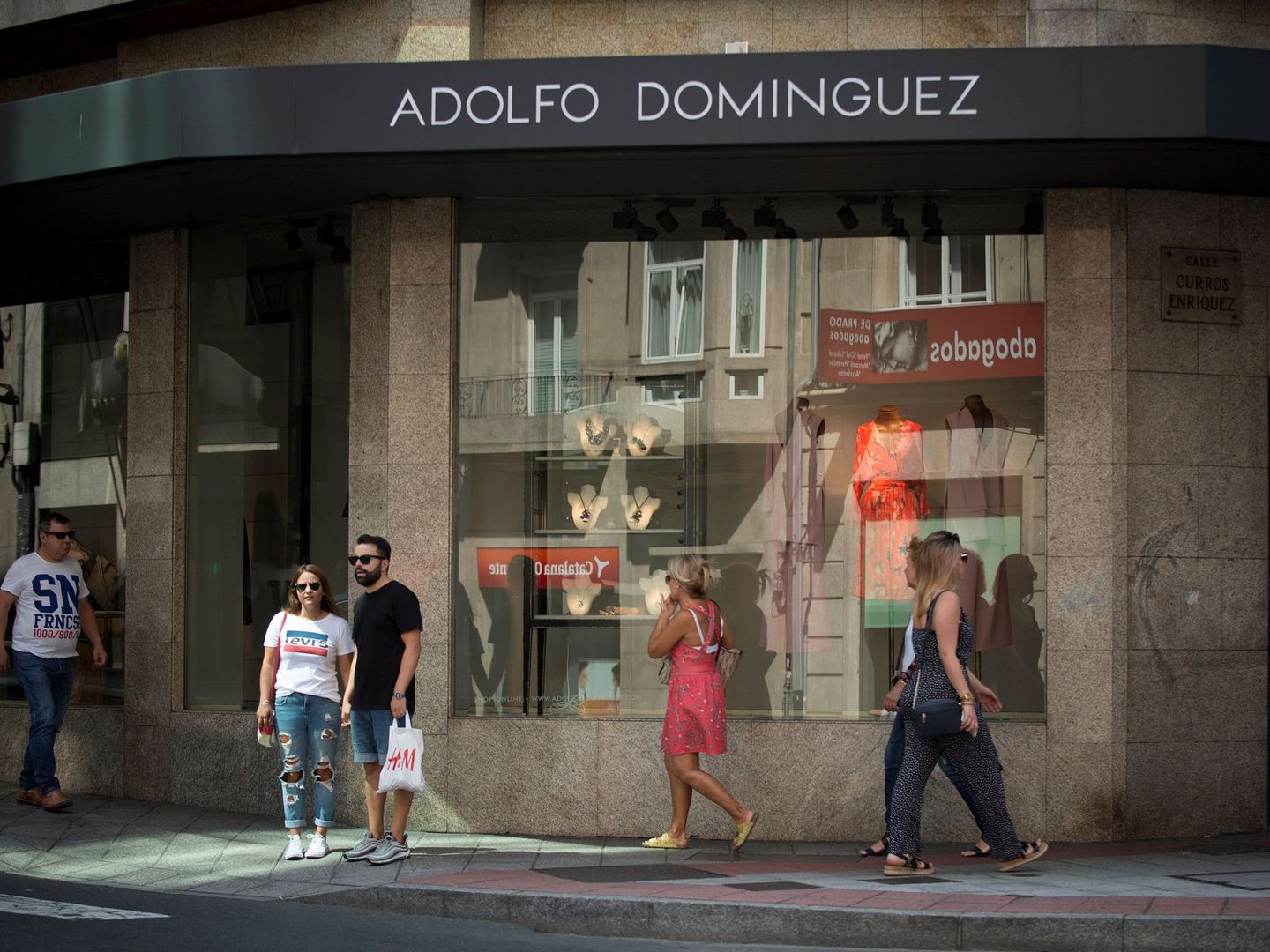 Fachada de una tienda de Adolfo Domínguez. (EFE)