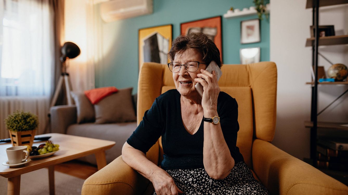 ¿Detectar el alzhéimer con una sola llamada? El nuevo método que ya está en marcha