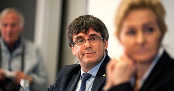 Foto: El 'expresident' Carles Puigdemont y la profesora del CEP Marlene Wind. (EFE)
